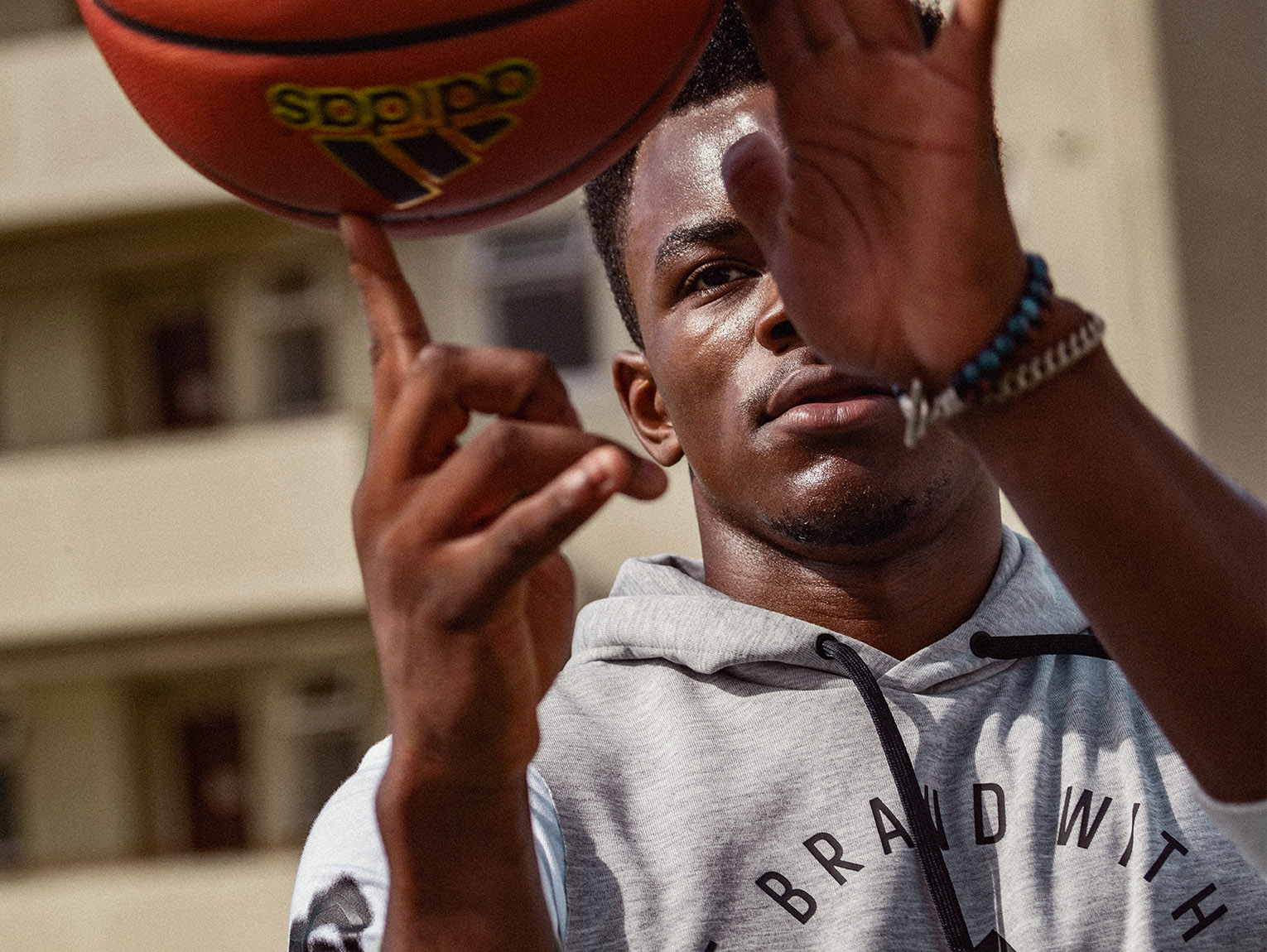 Person beim Sport in adidas Kleidung (Foto)