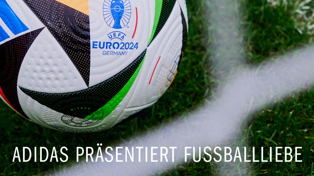 Ein Fußball für die EURO 2024 liegt auf einem Rasen (Foto)