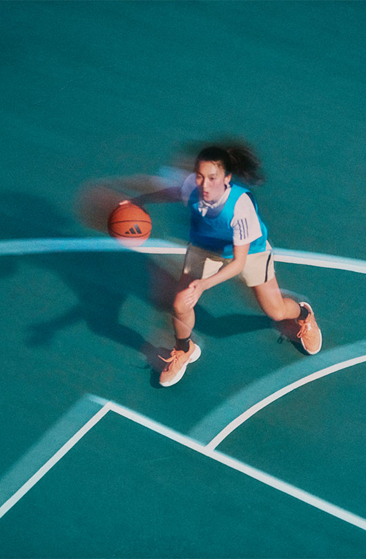 Buben, die Fußball spielen (Foto)