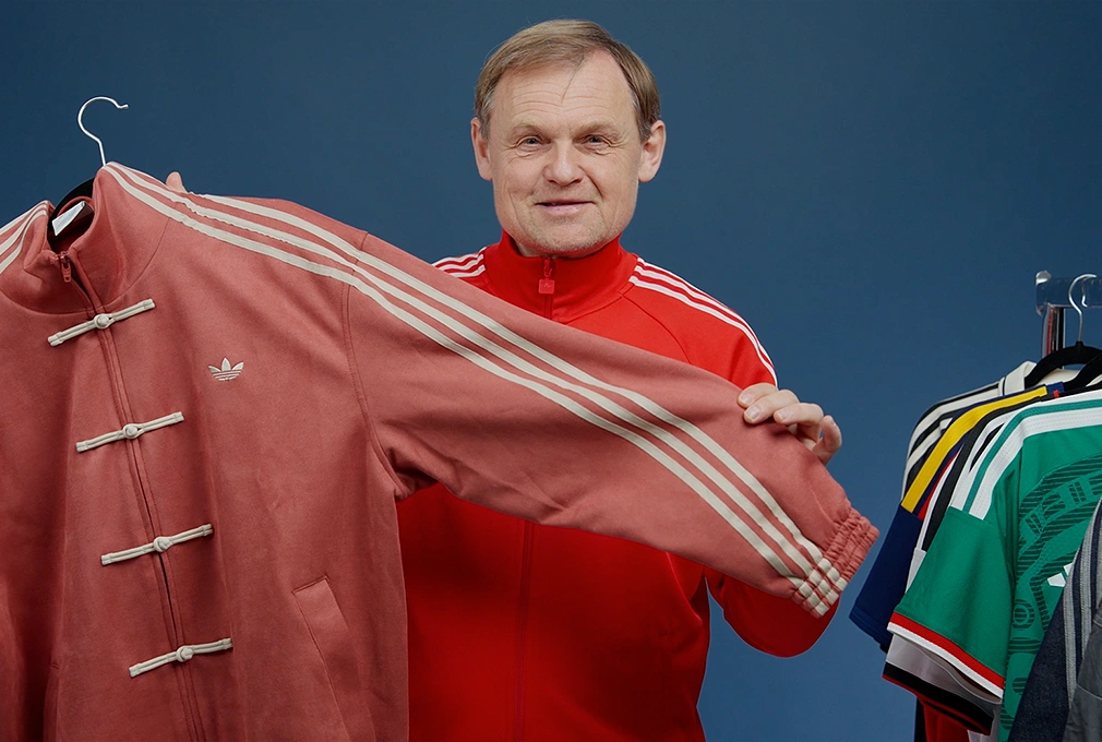 adidas CEO Bjørn Gulden präsentiert adidas Jacke vor Kleiderständer. (Foto)