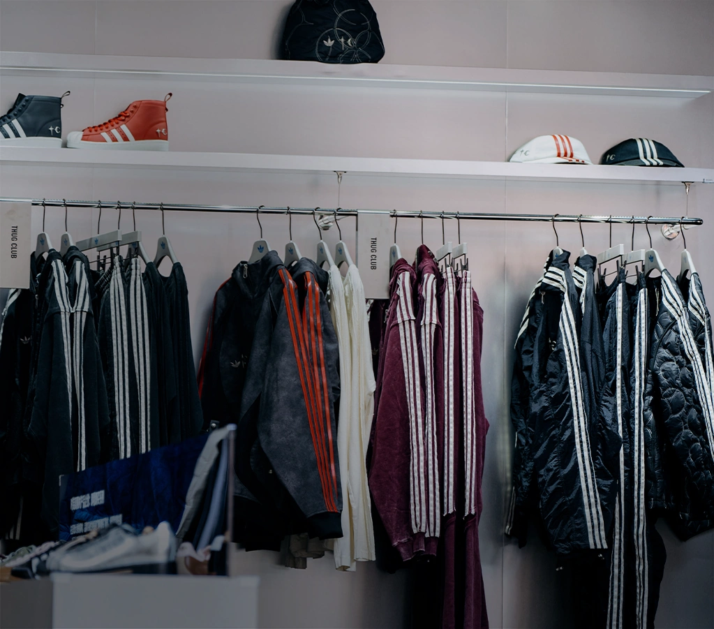 Auswahl an adidas Bekleidung auf Kleiderstange. (Foto)