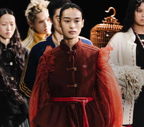 Weibliches Model trägt adidas Jacke im Außenbereich. (Foto)