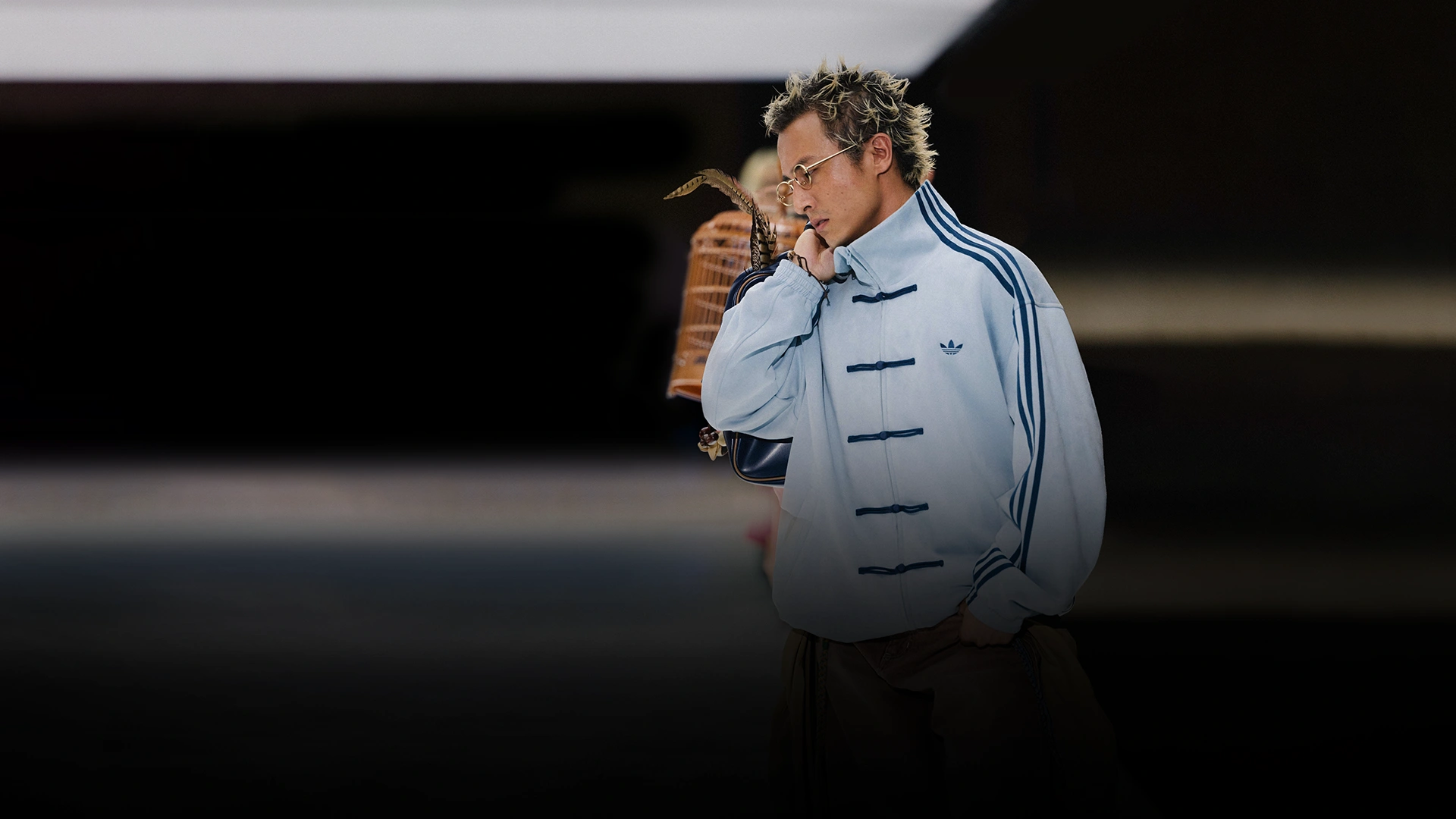 Model trägt adidas Jacke auf einem Laufsteg. (Foto)