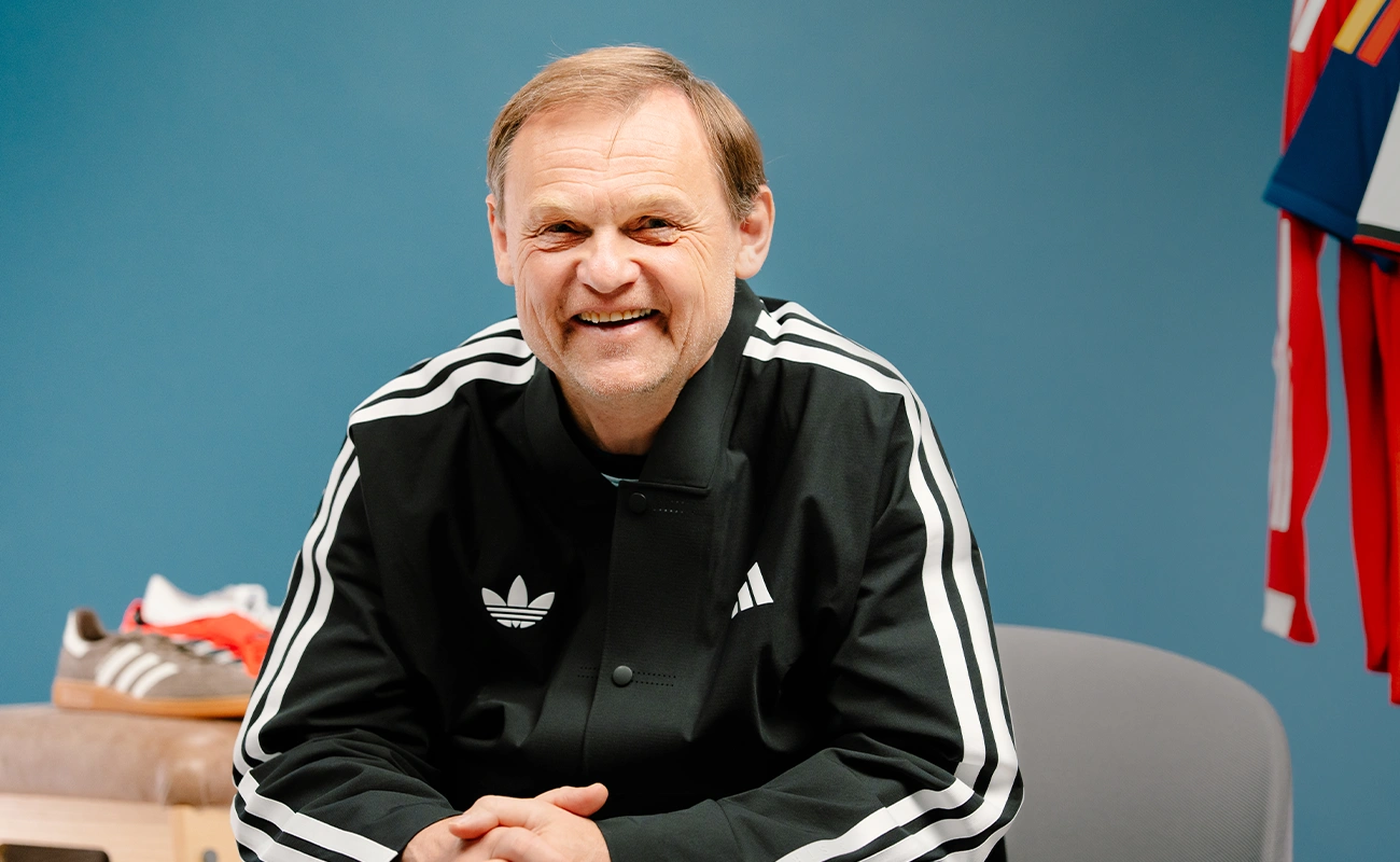adidas CEO Bjørn Gulden in adidas Trainingsanzug (Foto)