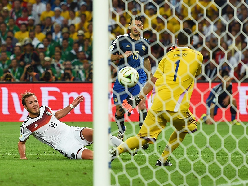 Fußballszene im Stadion: Spieler in adidas Trikots beim Torschuss vor dem Tor. (Foto)