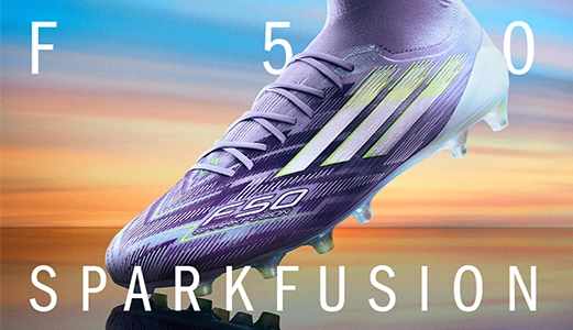 Lila adidas F50 Fußballschuh mit Schriftzug „Sparkfusion“. (Foto)