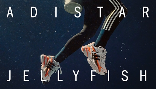 Läufer mit adidas adistar Jellyfish Schuhen. (Foto)