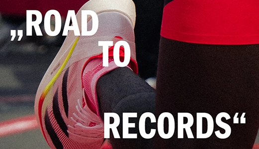 Detailaufnahme eines adidas Laufschuhs mit Schriftzug „Road to Records“. (Foto)