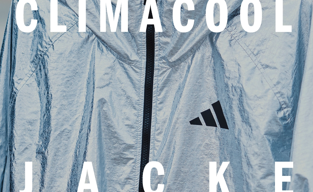 Detailansicht einer silbernen adidas Jacke mit Logo, mit Schriftzug „Climacool Jacket“. (Foto)