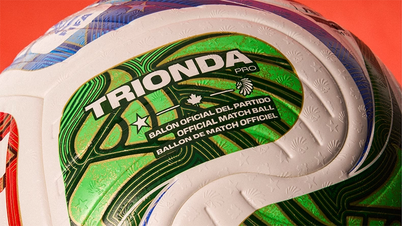 Nahaufnahme eines adidas Fußballs mit der Aufschrift „Trionda Pro – Official Match Ball“. (Foto)