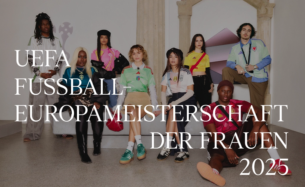 Gruppe von acht Personen (Frauen und Männer) in verschiedenen Fußballtrikots, sitzend und stehend in einem Innenraum; groß eingeblendeter Text „UEFA Women’s Euro 2025“. (Foto)